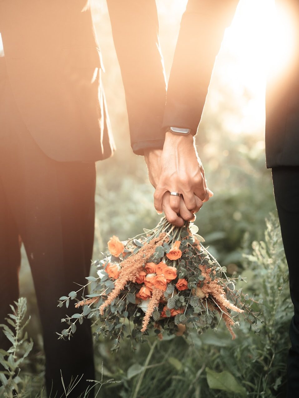 Hochzeitspaar hält gemeinsam einen Blumenstrauß